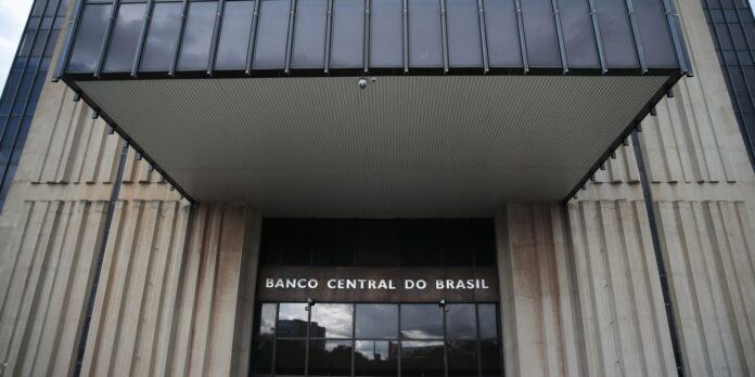 Copom define taxa Selic em contexto de conflito e inflação em alta