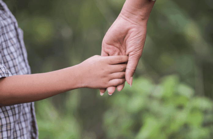 Imagem ilustrativa de mãe com filho autista.