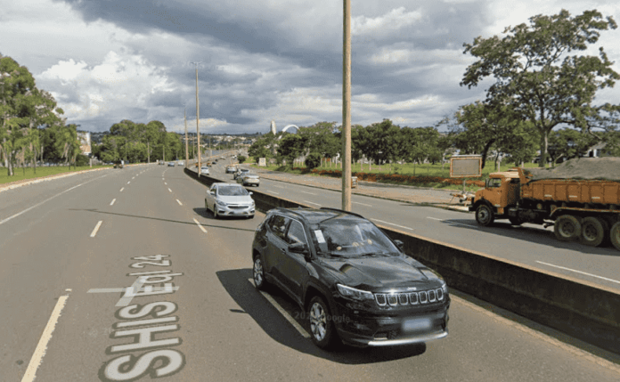 Imagem da Ponte JK com via de acesso e circulação de veículos