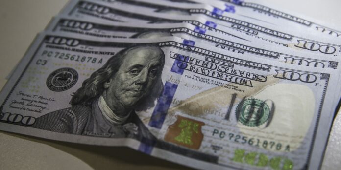 Dólar cai para R$ 4,95 e fecha no menor valor em dois anos