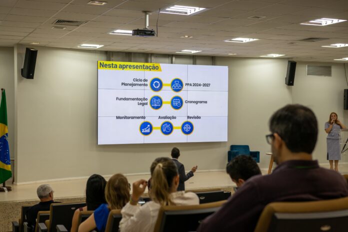 Encontro discute revisão e avaliação do planejamento de políticas públicas