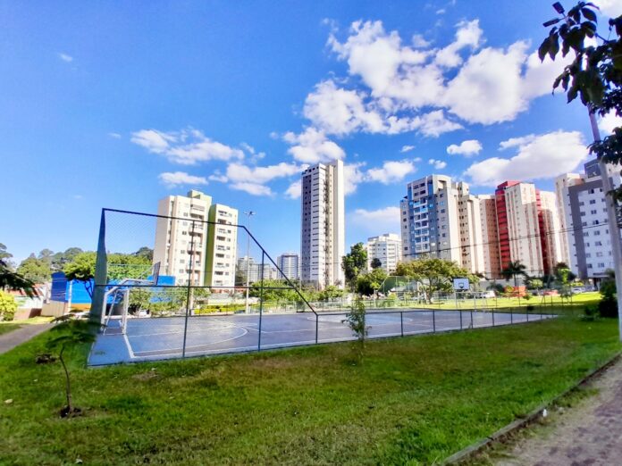 Programa Adote uma Praça intensifica cuidados com quadra poliesportiva em Águas Claras