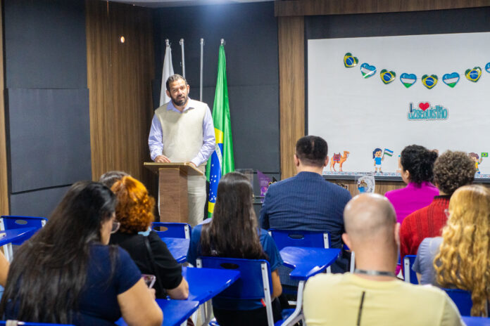 Delegação do Uzbequistão realiza visita ao Centro Educacional 08 do Gama