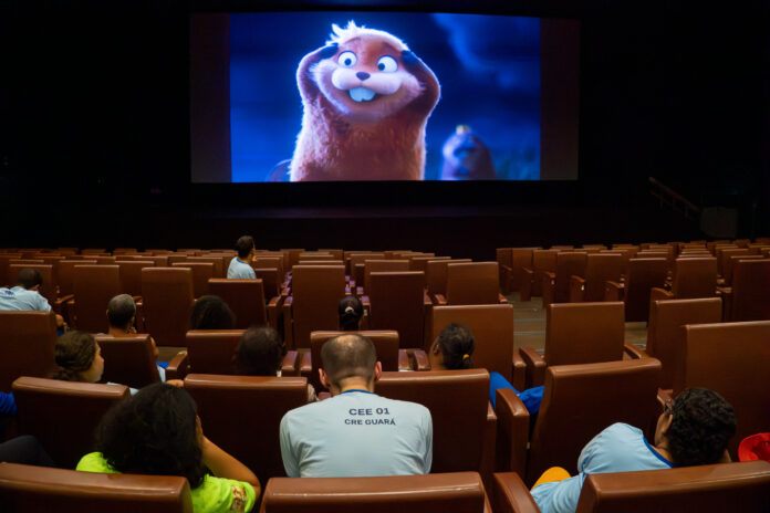 Cinema inclusivo promove visita de estudantes ao Cine Brasília em atividade pedagógica