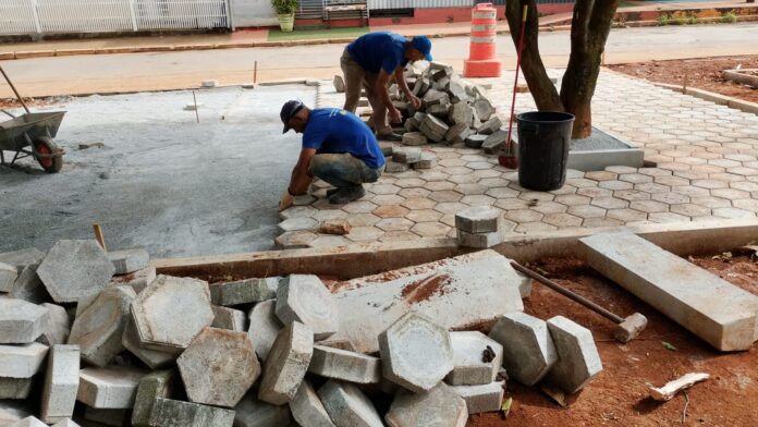 Ceilândia realiza coleta de 64 toneladas de entulho e aplica 25 toneladas de asfalto em manutenção urbana