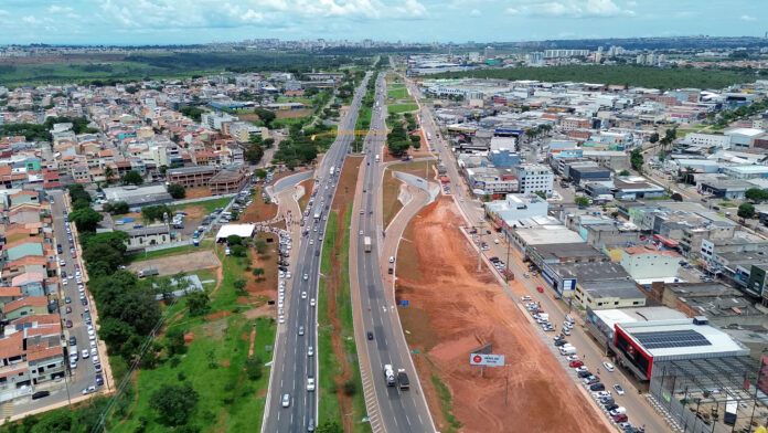 Viaduto do Riacho Fundo melhora o tráfego para motoristas, reduzindo engarrafamentos e tempo de viagem