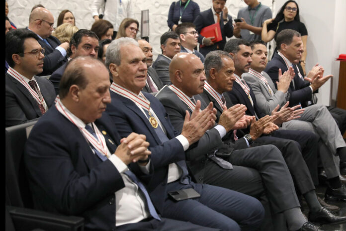 Secretários do GDF são homenageados com Medalha do Mérito Eleitoral no TRE-DF