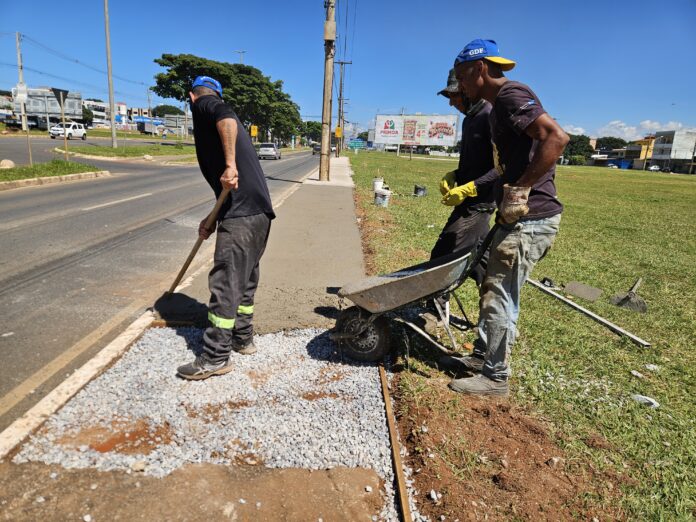 GDF realiza construção de 200 metros de calçadas na QN 11 do Riacho Fundo II