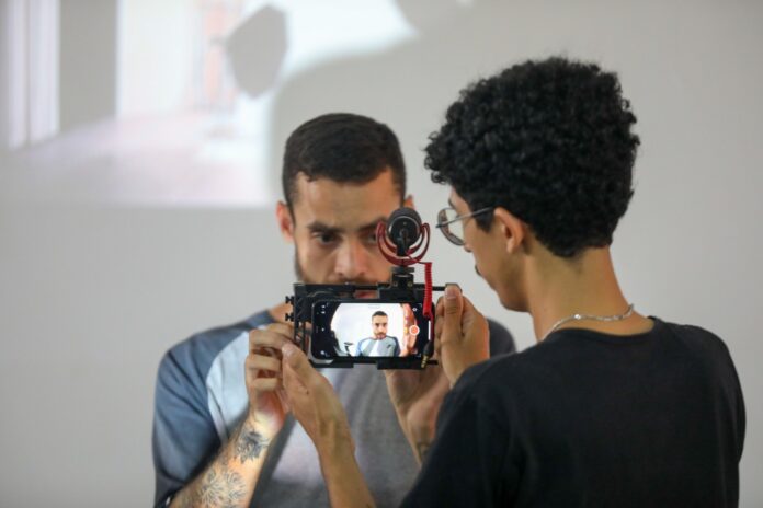 Curso gratuito capacita produtores culturais do DF a utilizar o celular para aprimorar a presença digital