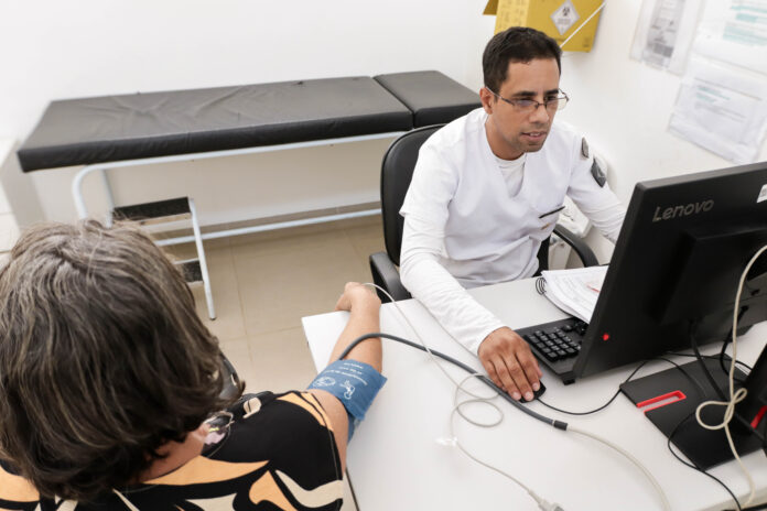 Pressão alta afeta 30% da população brasileira e está relacionada a infarto e AVC