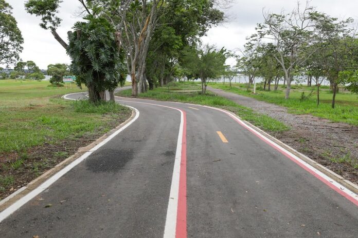 Retomada das obras na ciclovia do Lago Norte