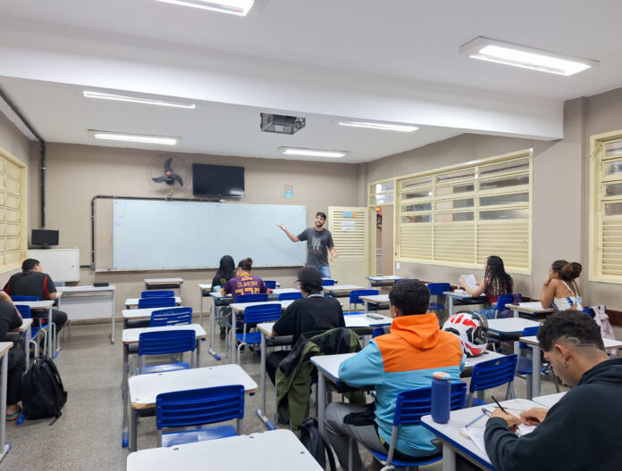 Escola do Recanto das Emas reduz evasão a partir do ensino noturno flexível