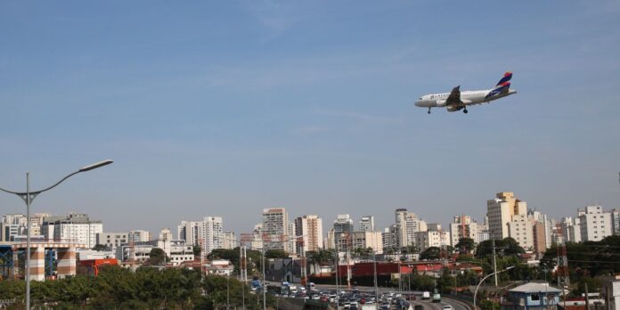 Companhias aéreas receberão linha de crédito para lidar com aumento de custos