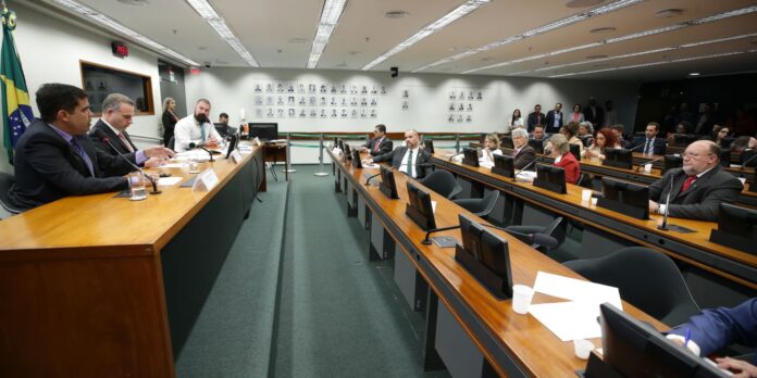 Conselho de Ética suspende análise de processo contra deputados por quebra de decoro