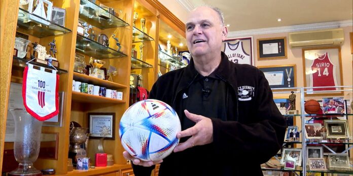 Oscar Schmidt apresenta relíquias e compartilha histórias sobre seus ídolos em entrevistas