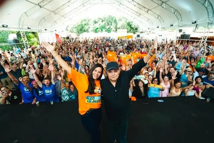 Ex-governador Ibaneis Rocha ao lado de Mayara Noronha no encontro com lideranças comunitárias.