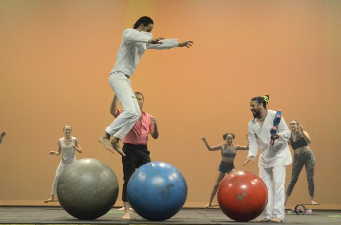 Escola de Circo do Basileu França apresenta espetáculos 
