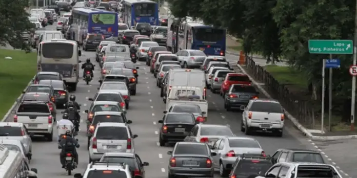 Gasolina e alimentos elevam prévia da inflação para 0,89%