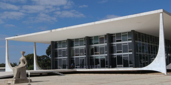 Defesa solicita autorização do STF para que Bolsonaro realize cirurgia no ombro