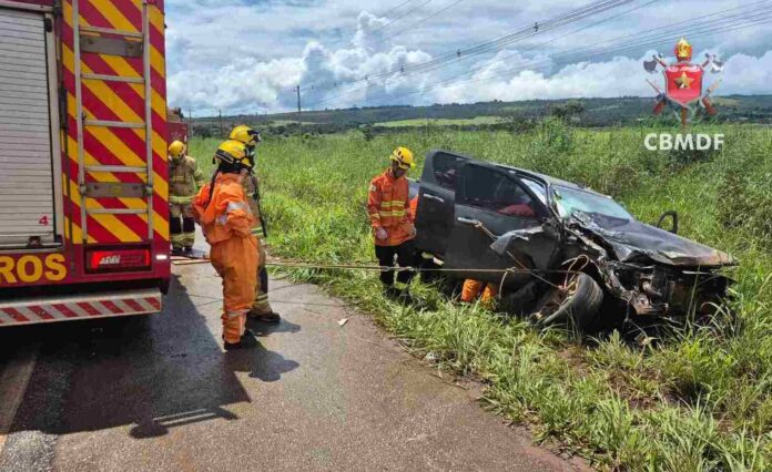 Imagem de bombeiros atendendo acidente com morte na BR-080, em Brazlândia, no Distrito Federal