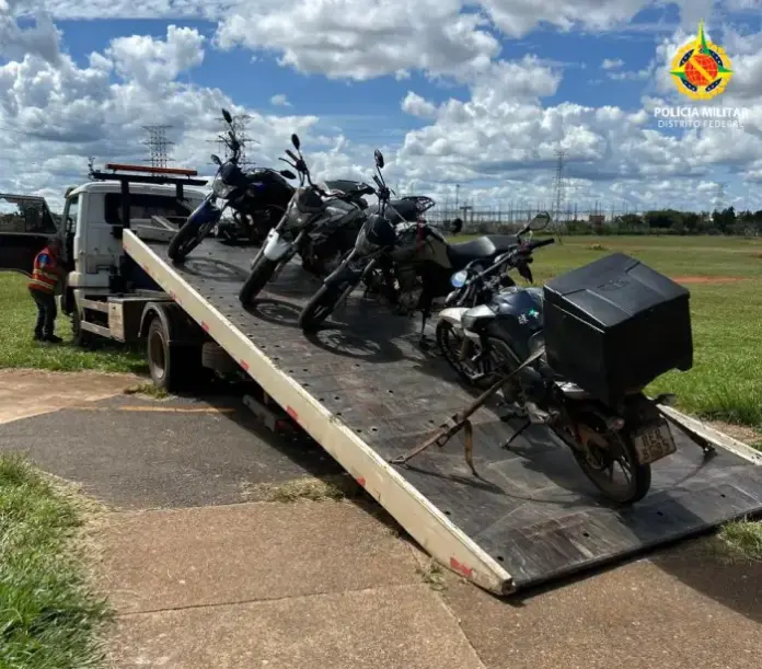 Polícia Militar realiza operação para remover motocicletas em circulação irregular no metrô de Samambaia