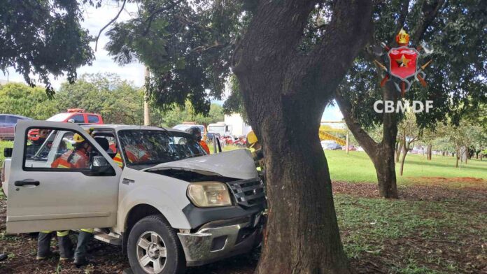 Imagem relacionada à matéria do Repórter Capital sobre acidente com caminhonete que colidiu contra árvore na EPIA Norte, no Distrito Federal.