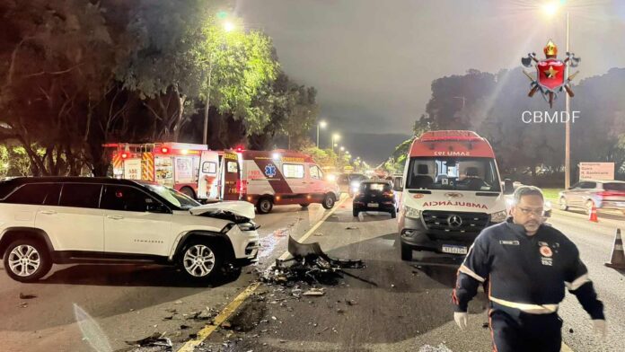 Imagem relacionada a acidente de trânsito no Eixão Sul atendido pelo Corpo de Bombeiros do DF.