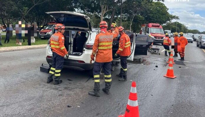 Acidente no Eixão deixa quatro feridos e trava trânsito