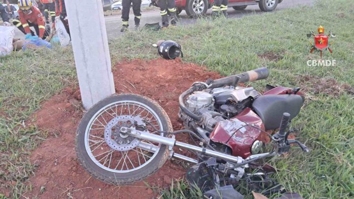 Imagens de motocicleta envolvida em acidente no Jardim Botânico.