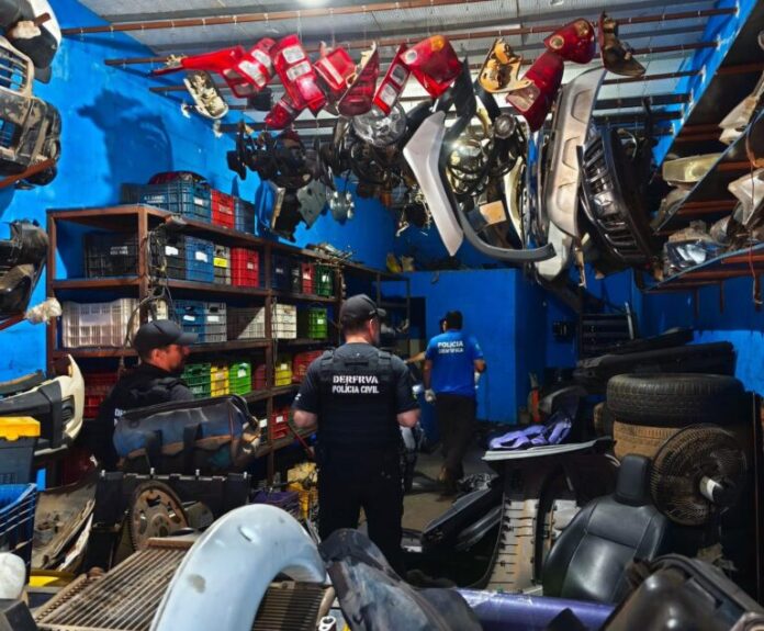 Peças de caminhonetes desmontadas apreendidas em operação da Polícia Civil em Goiânia.