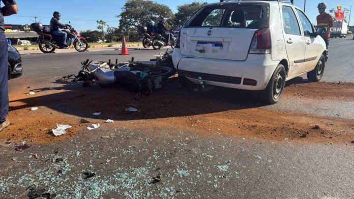 Acidente envolvendo carros e motocicletas com atendimento do Corpo de Bombeiros na SMPW 26 no DF.