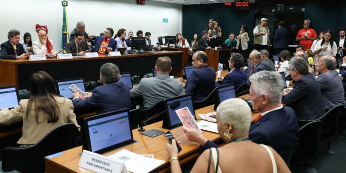 Oposição manifesta críticas à PEC que propõe o fim da escala 6x1 durante votação na Comissão