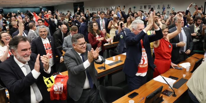 Comissão aprova relatório da PEC que extingue a escala 6X1