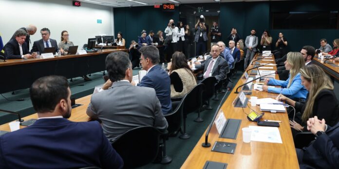 Pedido de vista prorroga votação da PEC que extingue a escala 6X1