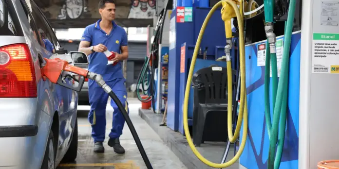 Governo estabelece subvenção de R$ 0,44 por litro para gasolina