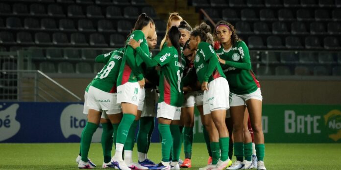 Palmeiras derrota Botafogo e se aproxima da liderança no Brasileirão Feminino