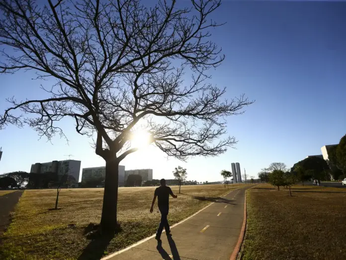 Dia ensolarado e tempo seco em Brasília.