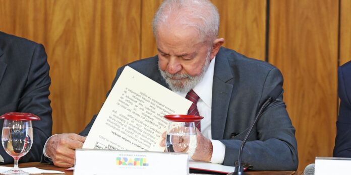 Lula veta projeto de lei que reconhece estágio como experiência profissional