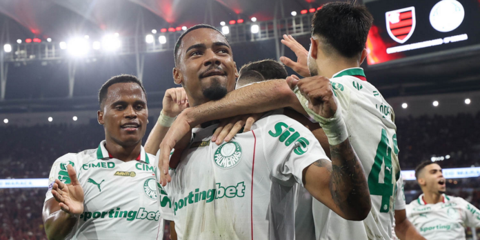Palmeiras derrota Flamengo e aumenta vantagem na liderança do Campeonato Brasileiro