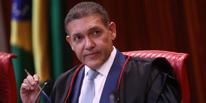 Nunes Marques assume a presidência do TSE e liderará as eleições