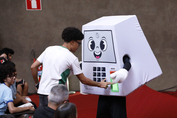 Urna eletrônica do TSE durante evento de 30 anos com lançamento da mascote Pilili