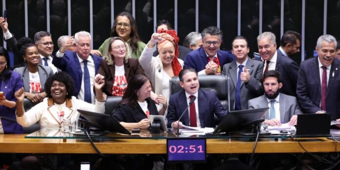 Câmara aprova em dois turnos PEC que extingue a escala 6x1