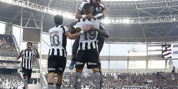 Botafogo derrota Corinthians no Brasileirão com três gols de Arthur Cabral