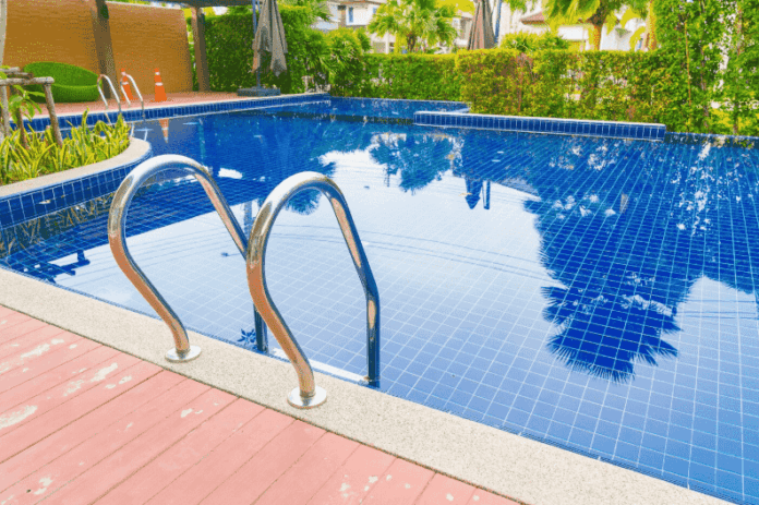 Imagem de piscina residencial.