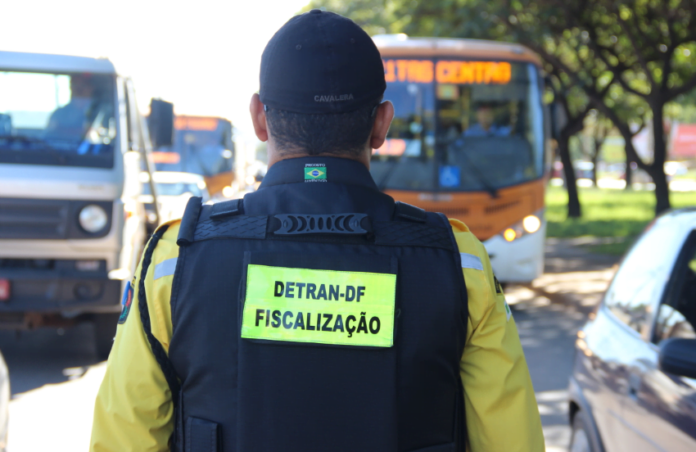 Agentes do Detran-DF organizam o trânsito nas proximidades do Taguaparque durante a Festa de Pentecostes 2026, em Taguatinga Norte
