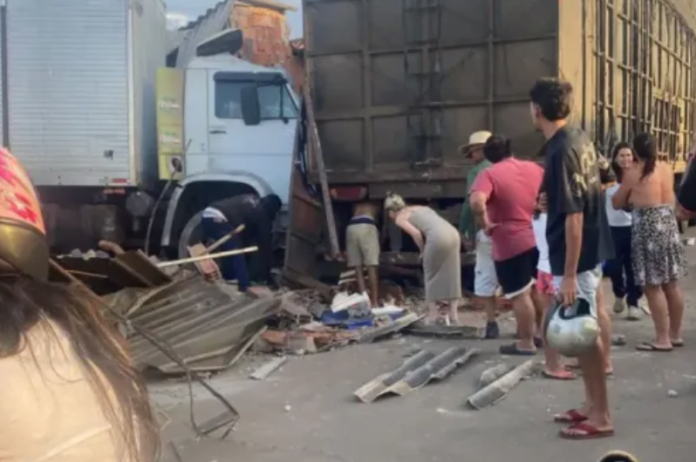 Caminhão desgovernado invade bar e mata quatro pessoas em Anápolis