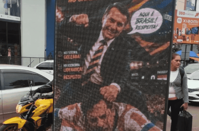 montagem com Bolsonaro em Cidade do Leste