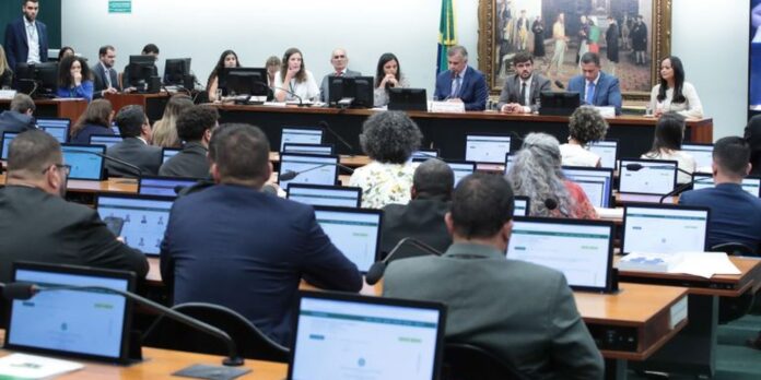 CCJ da Câmara adia votação de PEC que propõe redução da maioridade penal