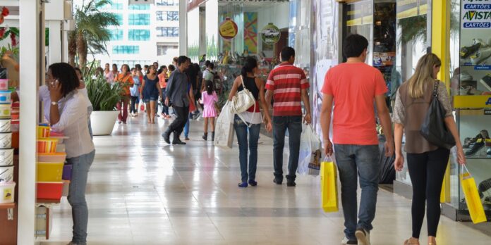 Atividade econômica registra queda de 0,7% em março devido à guerra no Irã
