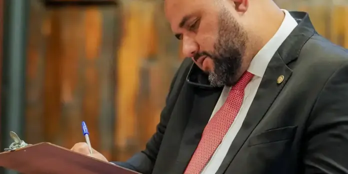 PF encontra mensagens de incitação à violência em celular de deputado preso no RJ